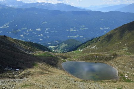 Grünbachsee (2258 m) vom Parkplatz Gelenke