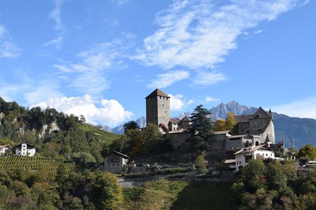 Schloss Tirol und St. Peter vom Dorf Tirol