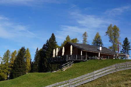 Almhütte Messnerjoch (1930 m) vom Parkplatz Jolanda