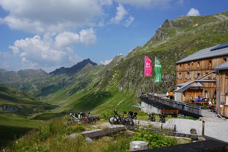 Heilbronner Hütte (2320m) vom Alpengasthof Zeinisjoch