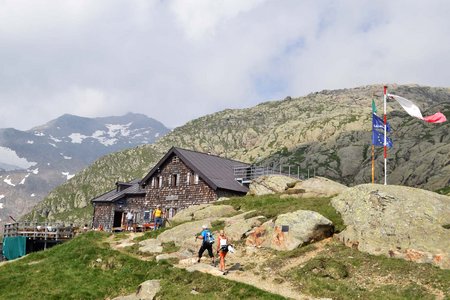 Magdeburger Hütte (2423 m) aus dem Gschnitztal