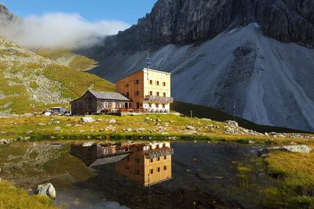 Italienische Tribulaunhütte (2369 m) aus dem Gschnitztal