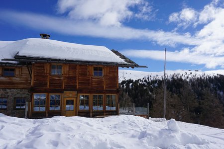 Kreuzwiesenalm – Winterwanderweg vom Parkplatz Zumis