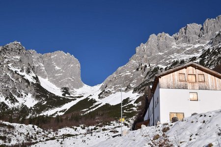 Gaudeamushütte (1263 m) vom Parkplatz Prama