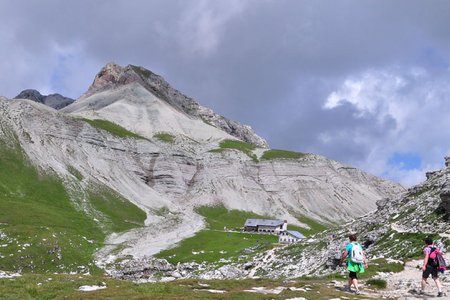 Puezhütte (2475 m) vom Grödner Joch