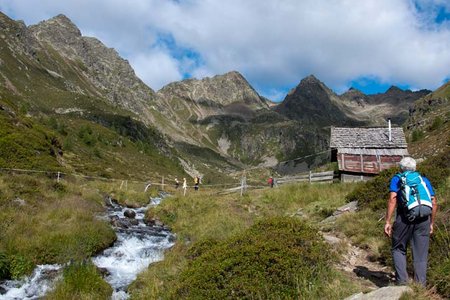 Tiefrastenhütte (2308 m) aus dem Winnebachtal