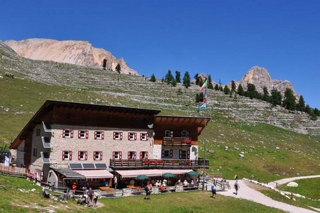 Lavarellahütte (2050 m) von der Capanna Alpina