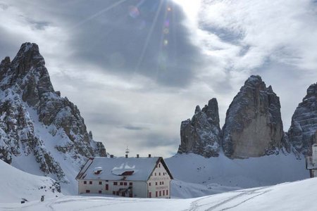 Drei Zinnen Hütte (2405 m) von der Fischleinbodenhütte