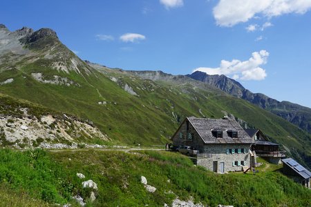 Friedrichshafener Hütte (2138m) vom Hüttenparkplatz