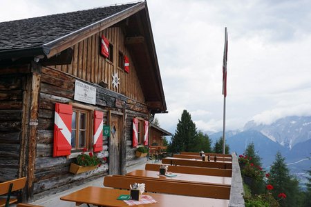 Peter-Anich-Hütte vom Parkplatz Grüne Bank