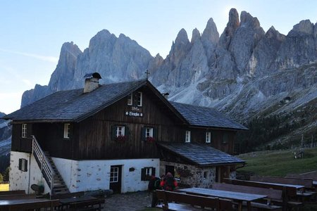 Brogles Hütte (2045 m) aus dem Villnösser Tal